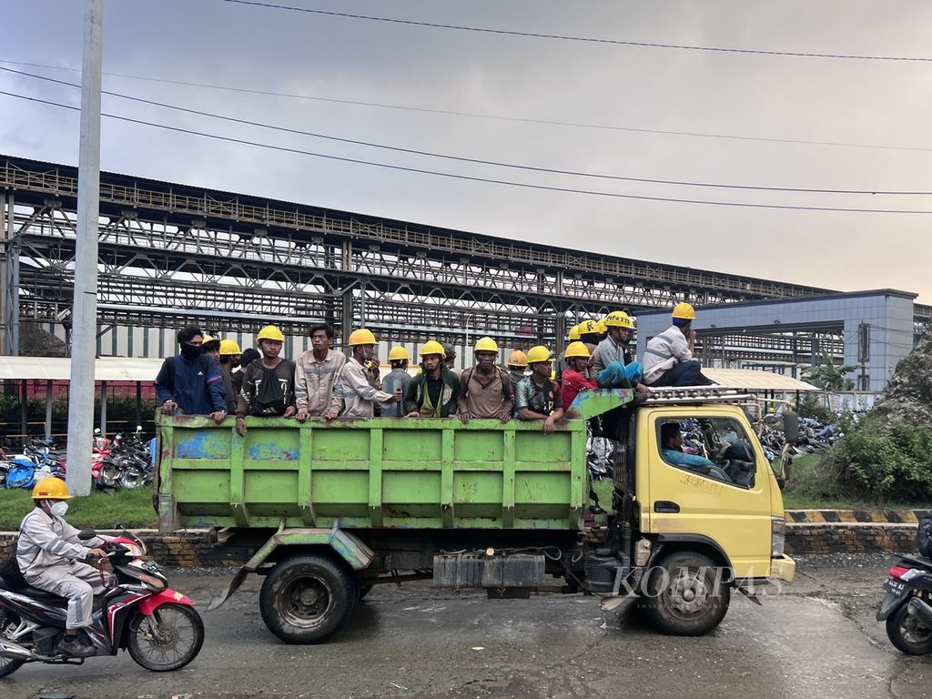 Sebagian karyawan PT Indonesia Morowali Industrial Park mengendarai truk saat pulang kerja, Jumat (29/12/2023), di Kecamatan Bahodopi, Morowali, Sulawesi Tengah.