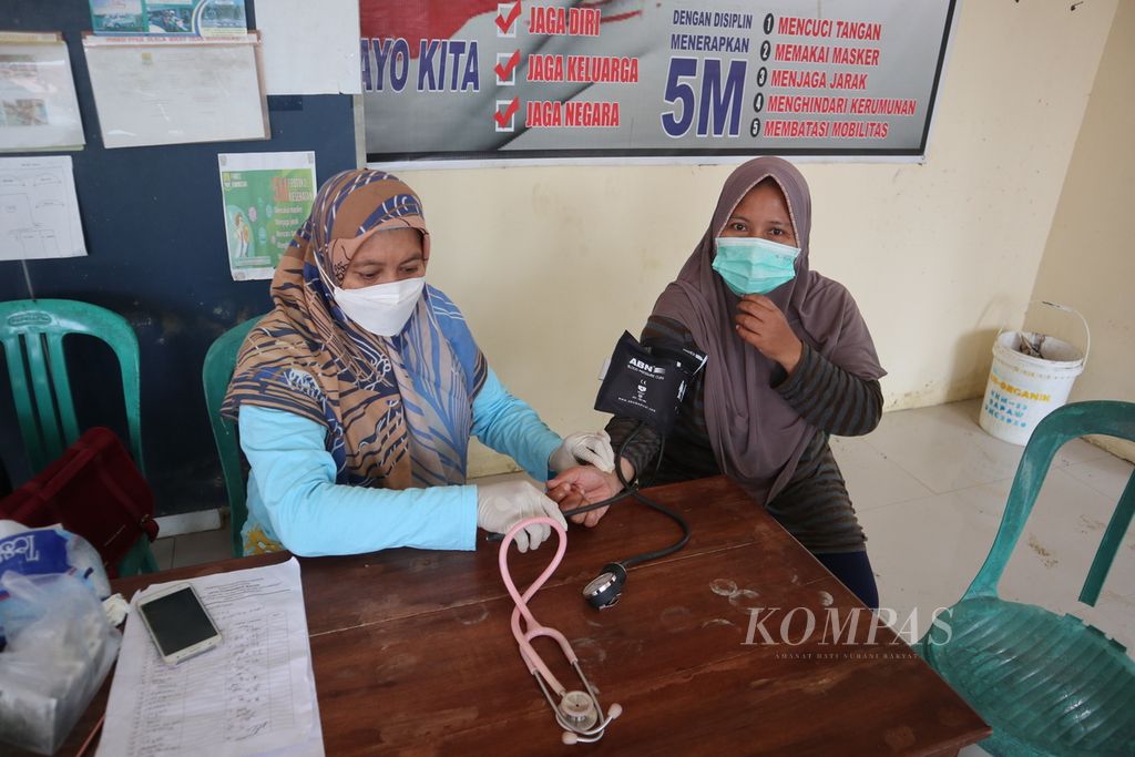 Petugas memeriksa kesehatan korban banjir di Balai Desa Gunungsari, Kecamatan Waled, Kabupaten Cirebon, Jawa Barat, Sabtu (22/1/2022) siang. Dari 60 warga yang diperiksa, mereka mengeluhkan batuk, gatal-gatal, dan kelelahan. 