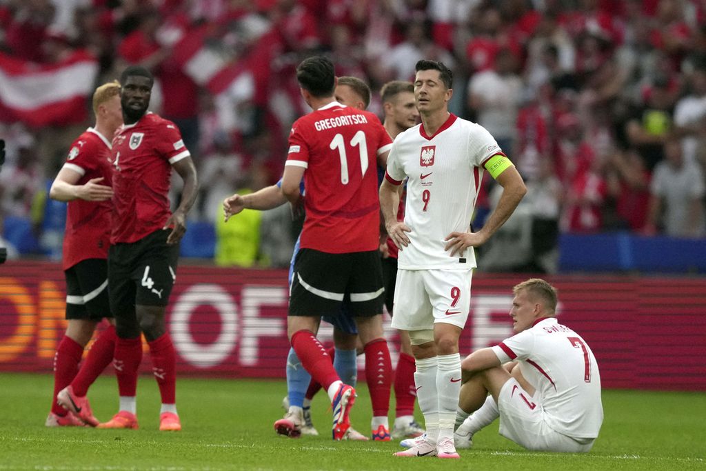 Ekspresi kekecewaan striker Polandia Robert Lewandowski (kedua dari kanan) setelah kalah 1-3 dari Austria pada laga Grup D Piala Eropa 2024 di Berlin, Jerman, Sabtu (22/6/2024) dini hari WIB. 