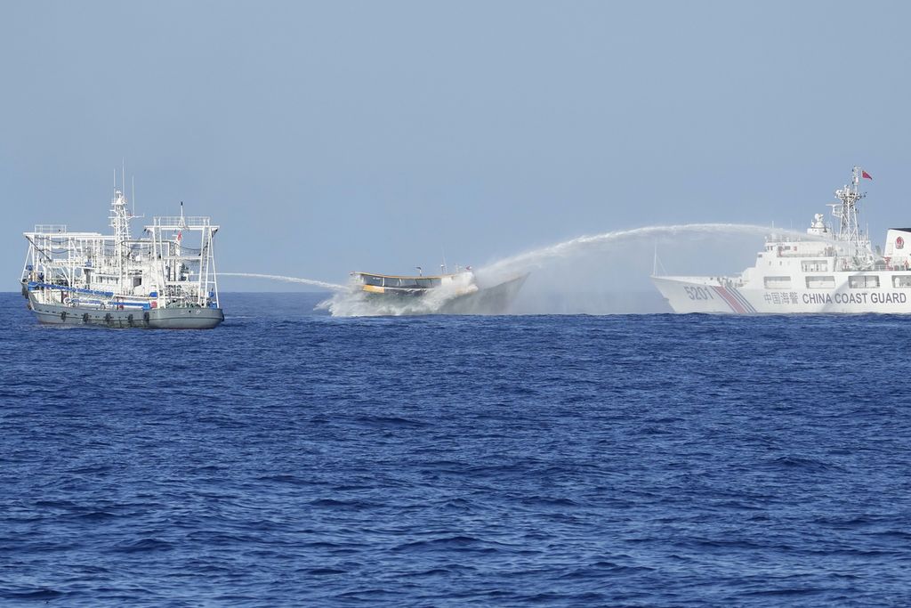 Kapal penjaga pantai China menyemprot kapal Filipina di Laut China Selatan pada Mei 2024.