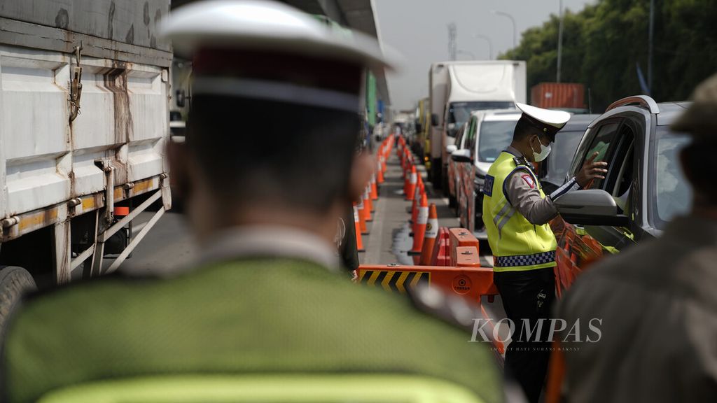 Polisi dalam penyekatan arus mudik kendaraan di Jalan Tol Cikampek Km 31, Cikarang Barat, Kabupaten Bekasi, Jawa Barat, Kamis (6/5/2021). 