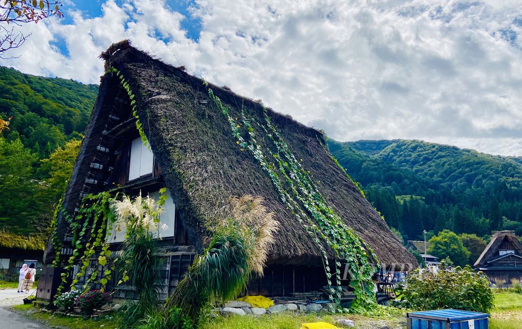 Salah satu sudut Desa Shirakawa di Prefektur Gifu, Jepang pada 4 Oktober 2023. Ada 25 rumah yang dibangun dengan teknik <i>Gassho-zukuri.</i> Desa itu menjadi situs warisan budaya dunia sekaligus salah satu andalan pariwisata Jepang