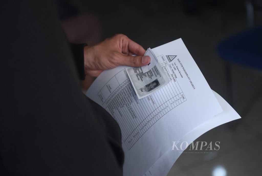 Dokumen yang dibawa warga di Posko Pelayanan Pindah Pilih Pemilu 2024 di Kantor KPU Kota Surabaya, Jawa Timur, Jumat (12/1/2024). 