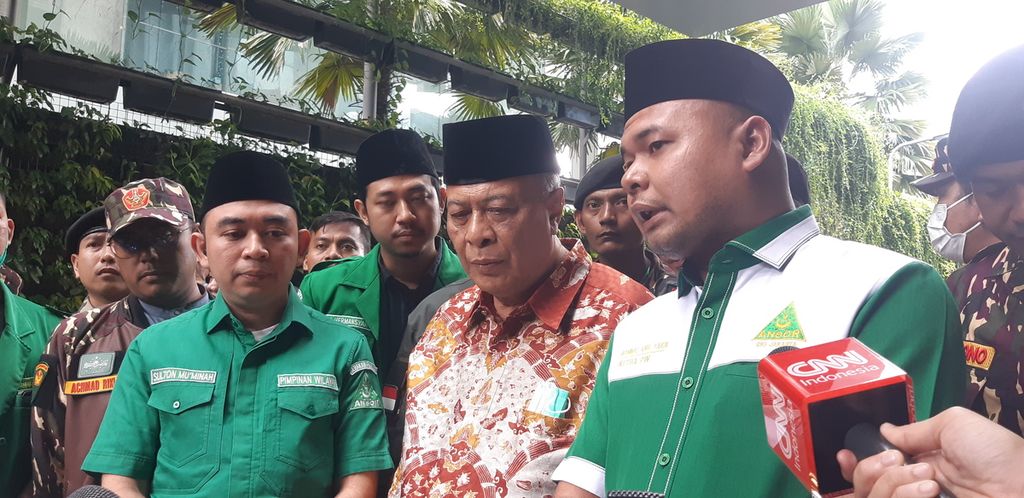 Rais Syuriyah Pengurus Wilayah NU DKI Jakarta Kyai Haji Muhyidin Ishaq (tengah) dan pengurus wilayah DKI lainnya memberi keterangan ke wartawan setelah menjenguk Cristalino David Ozora, anak korban penganiayaan berat di RS Mayapada, Jakarta Selatan, Minggu (26/2/2023).