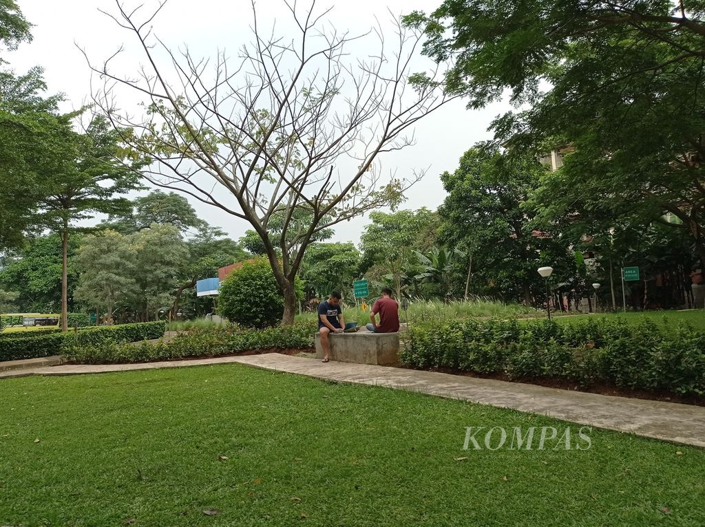 Warga menikmati waktu santainya di Taman Pintar Berlalu Lintas Tebet Timur, Jakarta Selatan, Selasa (5/4/2022) sore.