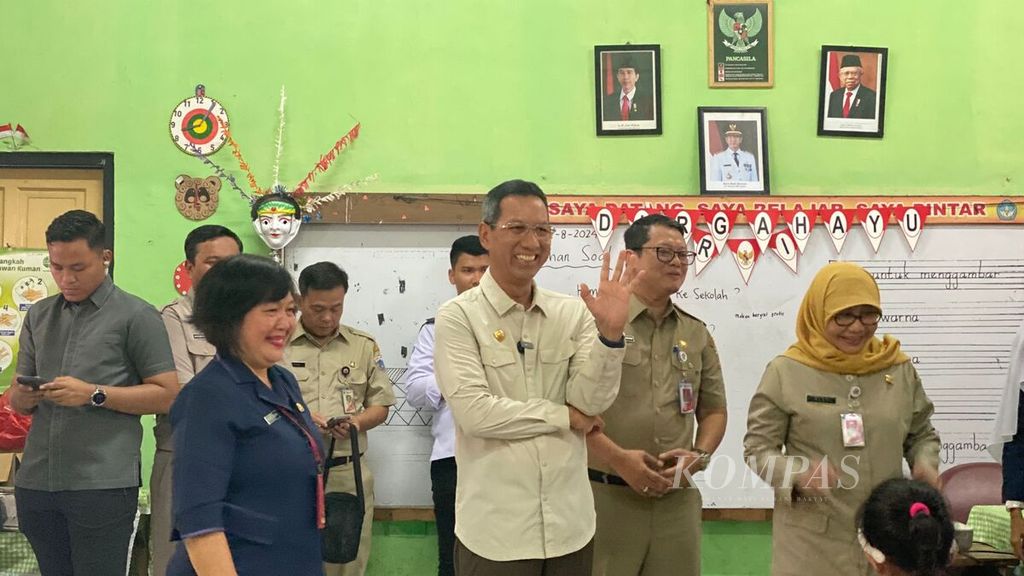 Penjabat Gubernur DKI Jakarta Heru Budi Hartono mulai uji coba makan siang gratis di SDN 07 Cideng, Jakarta Pusat, Senin (19/8/2024) siang.