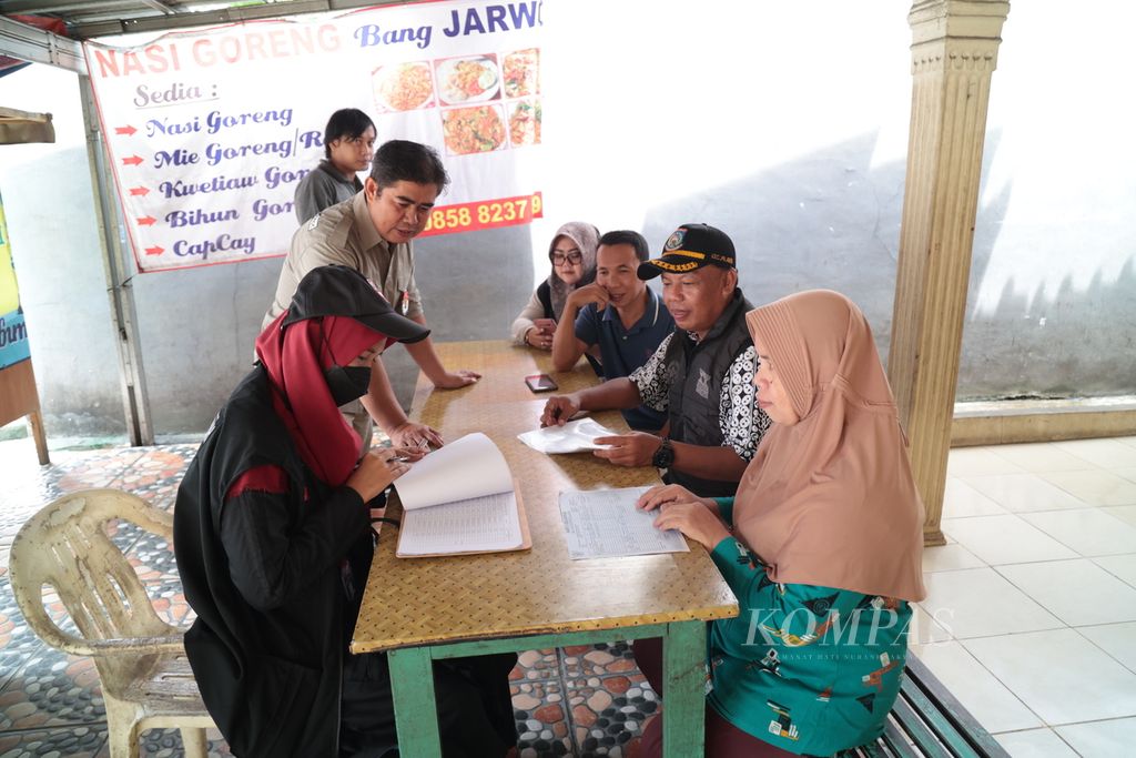Petugas Pemutakhiran Data Pemilih (Pantarlih) melakukan pencocokan dan penelitian data Pemilu 2024 di RT 001 RW 002 Kelurahan Jurang Mangu Barat, Pondok Aren, Tangerang Selatan, Banten, 5 Maret 2023. 