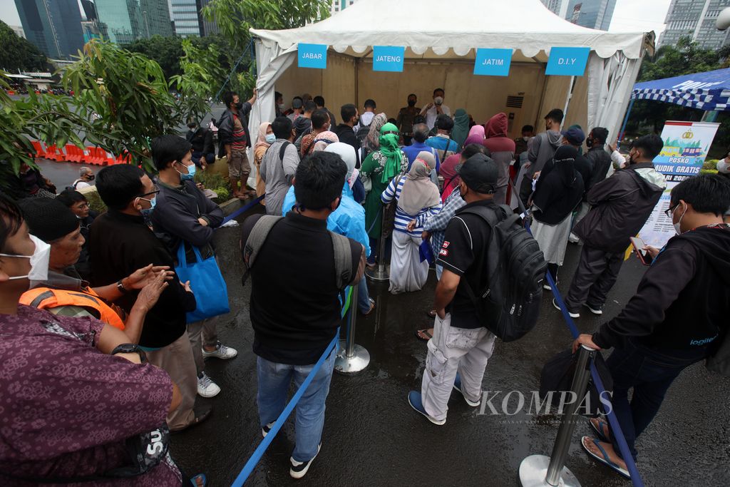 Warga mengantre panggilan saat proses pendaftaran Mudik Bareng Polri 2022 di halaman gedung Balai Pertemuan Metro Jaya (BPMJ) di komleks Mapolda Metro Jaya, Jakarta, Kamis (21/4/2022). 