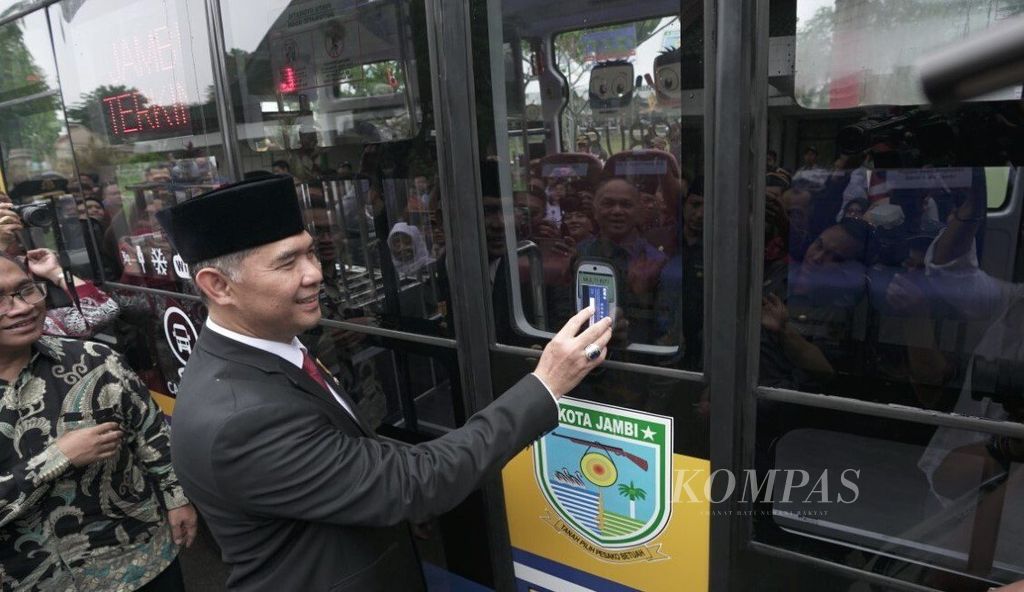 Wali Kota Jambi Syarif Fasha meluncurkan bus kota berbasis daring yang diberi nama Bus Koja Trans, Senin (28/10/2019). Dalam setahun ditargetkan sudah 200 bus dapat beroperasi.
