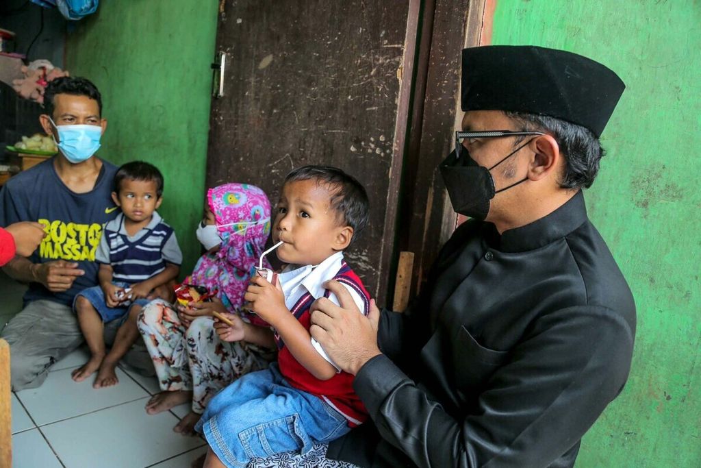 Wali Kota Bogor Bima Arya memberikan bantuan makanan untuk memenuhi kebutuhan gizi anak di Bogor Timur.