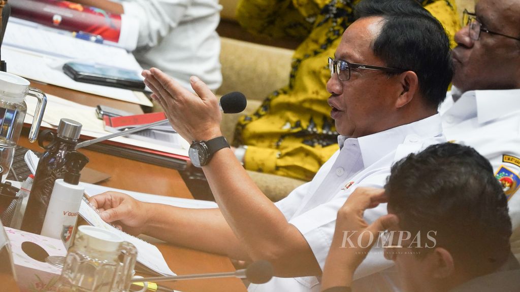 Menteri Dalam Negeri Tito Karnavian saat berbicara dalam rapat dengar pendapat antara Komisi II DPR dengan pemerintah dan lembaga penyelenggara pemilu mengenai implikasi penyelenggaraan pemilu terkait pemekaran daerah otonomi baru di Ruang Rapat Komisi II DPR, Jakarta, Rabu (31/8/2022). 