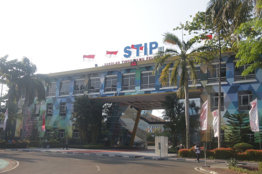 Tampak depan Sekolah Tinggi Ilmu Pelayaran (STIP) di Cilincing, Jakarta Utara, Minggu (5/5/2024). 