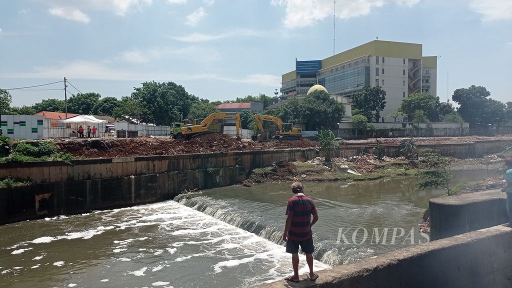 Kondisi setelah relokasi lahan untuk sodetan Kali Ciliwung-Kanal Banjir Timur di Cipinang Besar Selatan, Kecamatan Jatinegara, Jakarta Timur, Minggu (15/1/2023).