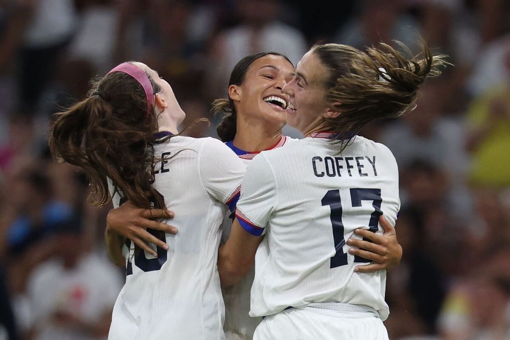 Pemain Amerika Serikat, Sophia Smith (tengah), melakukan selebrasi setelah mencetak gol bersama rekannya, Rose Lavelle (kiri) dan Samantha Coffey (kanan), dalam pertandingan penyisihan Grup B sepak bola putri Olimpiade Paris 2024 di Stadion Velodrome, Marseille, Perancis, Minggu (28/7/2024) atau Senin dini hari WIB.