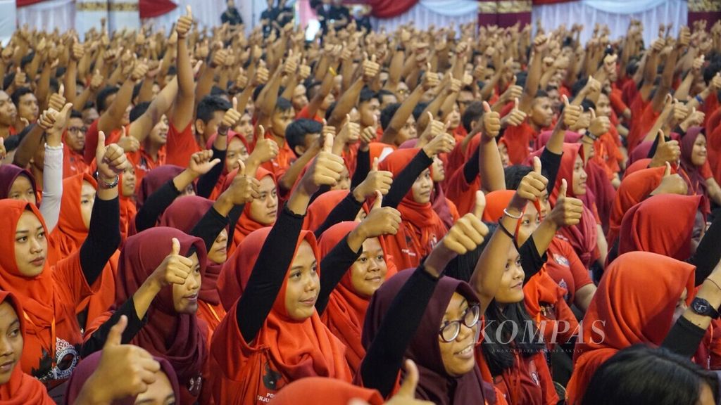 Sebanyak 3.333 Kader Komunitas Juang PDI-Perjuangan Jawa Tengah mengikuti jambore di Purwokerto, Banyumas, Jawa Tengah, Minggu (10/2/2019). Pada jambore yang dihadiri Ketua Umum PDI-Perjuangan Megawati Soekarnoputri itu, para kader diminta untuk menangkal hoak serta memenangkan PDI-P di Jawa Tengah yang dikenal sebagai kandang banteng.