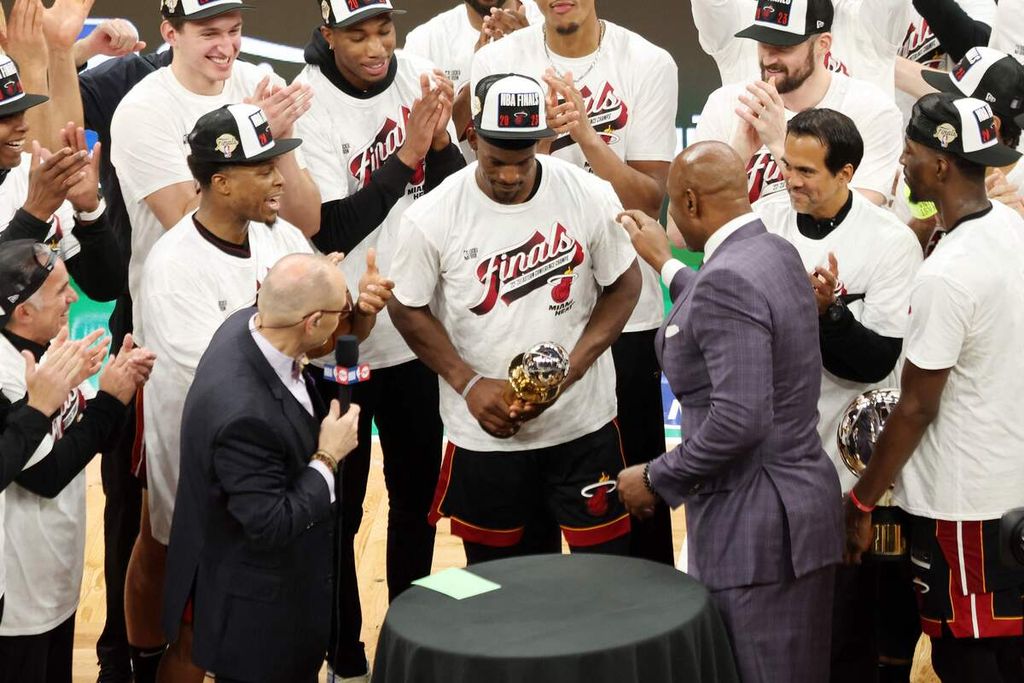 Jimmy Butler (tengah), <i>forward </i>Miami Heat, menerima trofi MVP Final Wilayah Timur dari legenda NBA, Alonzo Mourning, seusai mengalahkan Boston Celtics pada laga ketujuh di Boston, 29 Mei 2023. 