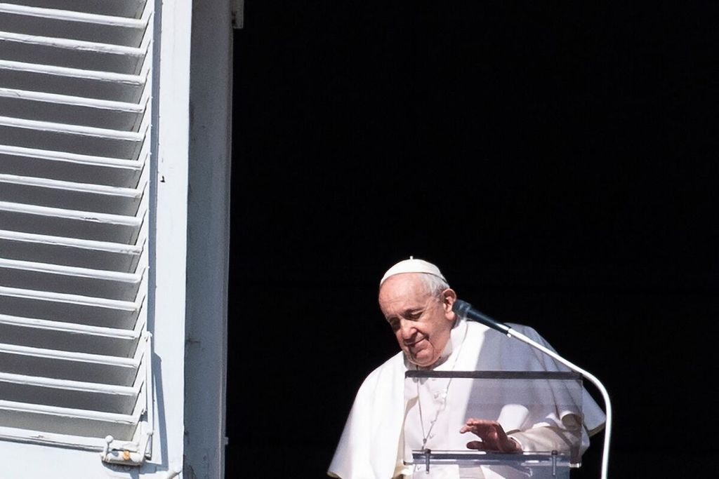  Paus Fransiskus bersiap berkhotbah di hadapan umat di Lapangan Santo Peter, Vatikan, Minggu (6/3/2022). Dalam khotbah itu, Paus menyinggung soal perang Ukraina. 