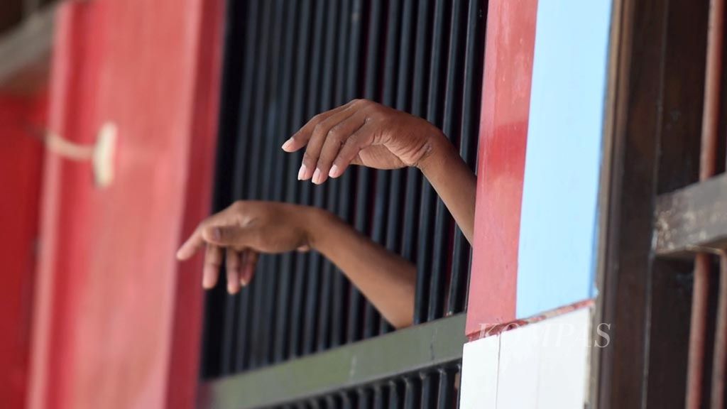 One of the residents suffering from a mental disorder is held in a cell at the Penuh Warna Griya Cinta Kasih Foundation in Jombang regency, East Java, Thursday (3/10/2019). The foundation, chaired by Jamiin, runs a rehabilitation center for people with mental disorders. Currently, it has 265 residents.