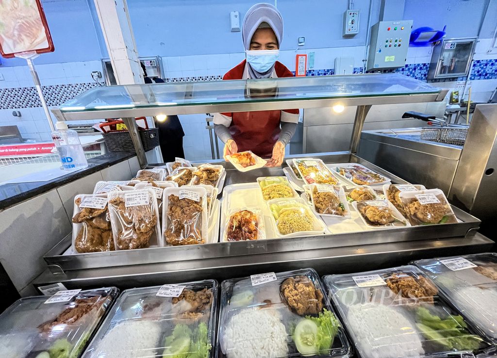 Petugas mempersiapkan masakan yang ditawarkan kepada pengunjung yang berbelanja bahan makanan di supermarket ritel di Kota Tangerang, Banten, Kamis (23/3/2023). Di pulau Jawa, inflasi bulanan tertinggi terjadi di Tegal sebesar 0.62 persen, sementara deflasi terjadi di Probolinggo sebesar -0.04 persen.