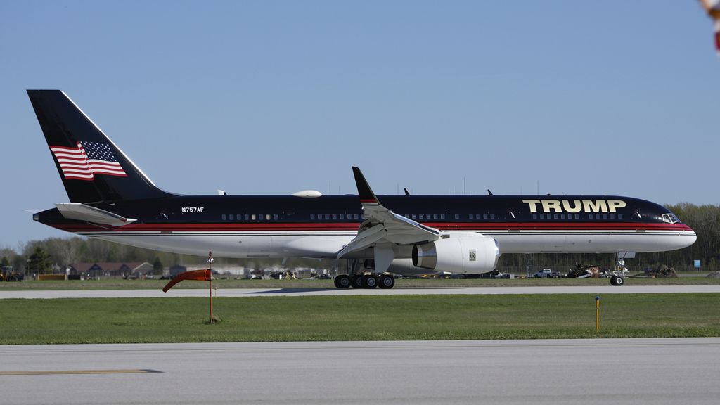 Pesawat Boeing 757-2-00 milik calon presiden Amerika Serikat, Donald Trump,  di Michigan, AS Mei 2024.