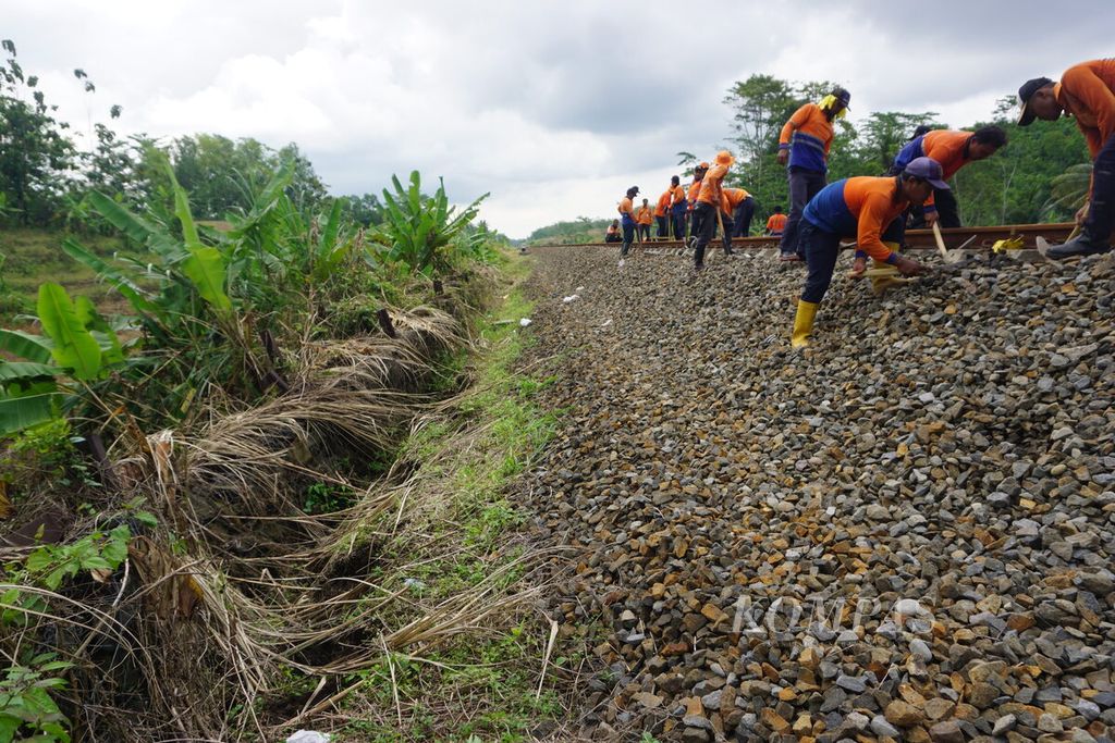 Para pekerja PT KAI Daop 5 Purwokerto memperbaiki rel yang ambles di ruas Jeruklegi-Kawunganten di Kabupaten Cilacap, Jawa Tengah, Sabtu (8/10/2022). Di Cilacap terdapat lima titik amblesan akibat banjir yang mengakibatkan 13 perjalanan kereta terganggu.