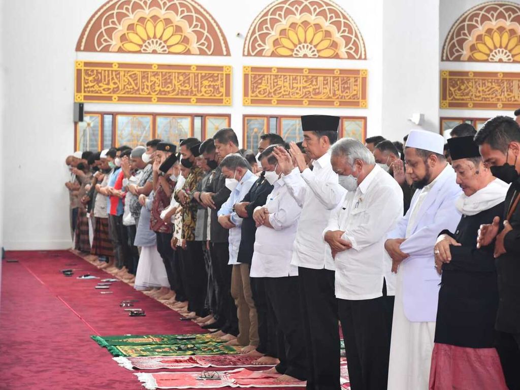 Presiden Joko Widodo menunaikan shalat Jumat di Masjid Ahmad Yani, Kota Manado, Sulawesi Utara, Jumat (20/1//2023).