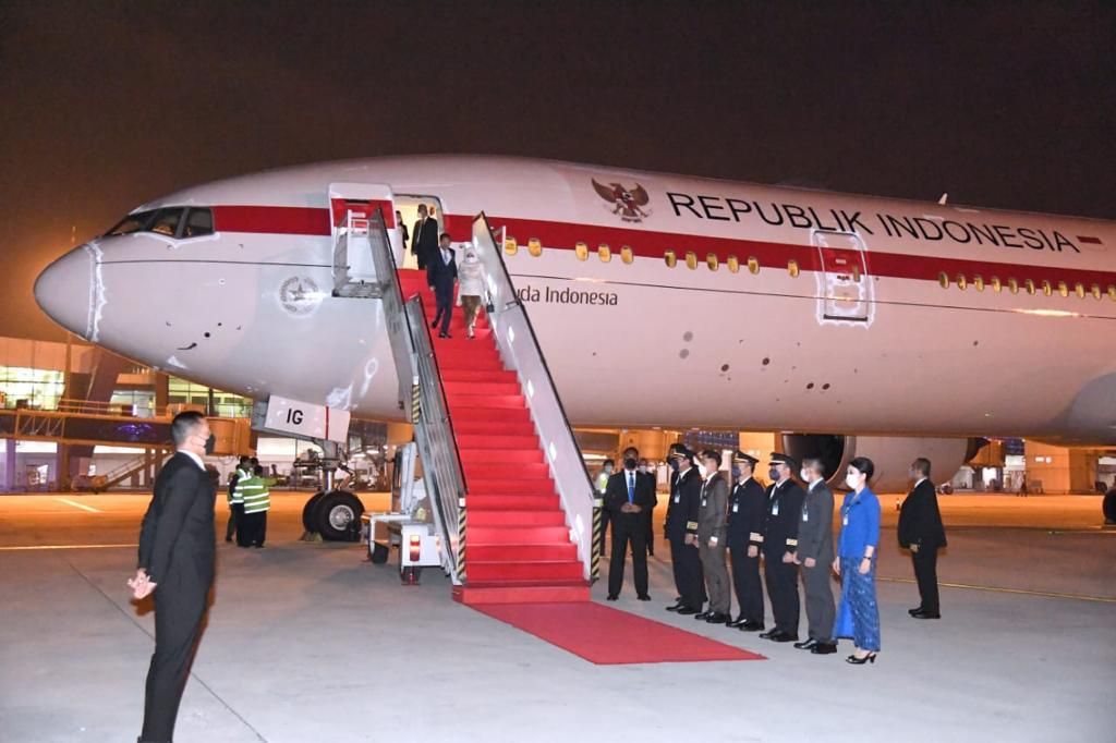 Presiden Joko Widodo dan Ibu Iriana Joko Widodo beserta rombongan tiba di Indonesia pada Jumat (29/7/20220 dini hari setelah melakukan kunjungan kerja ke tiga negara di kawasan Asia Timur, yaitu China, Jepang, dan Korea Selatan.
