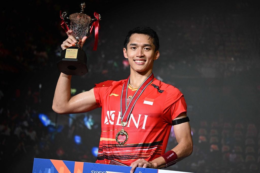 Pebulu tangkis Jonatan Christie mengangkat trofi di podium setelah mengalahkan Kenta Nishimoto (Jepang) dalam pertandingan final turnamen bulu tangkis Hong Kong Terbuka di Hong Kong Coliseum, Minggu (17/9/2023), 
