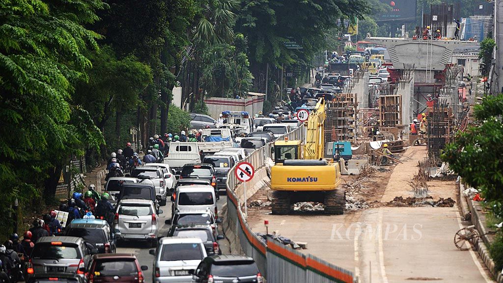Pembangunan jalan layang Pancoran, Jakarta, Senin (5/6). Jalan layang yang ditargetkan selesai akhir tahun 2017 itu diharapkan akan memperlancar arus kendaraan dari arah Cawang menuju Semanggi.