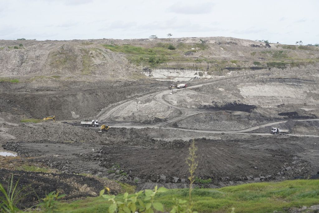Coal mining activity in Karang Tunggal Village, Tenggarong Seberang District, Kutai Kartanegara Regency, East Kalimantan, Saturday (7/1/2023).