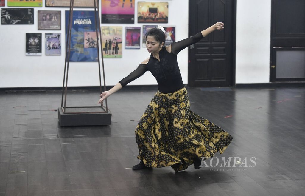 Nala Amrytha saat mengikuti latihan rutin di studio Sanggar Tari Eksotika Karmawibhangga Indonesia (EKI Dance Company) di Jakarta, Kamis (9/2/2023). 