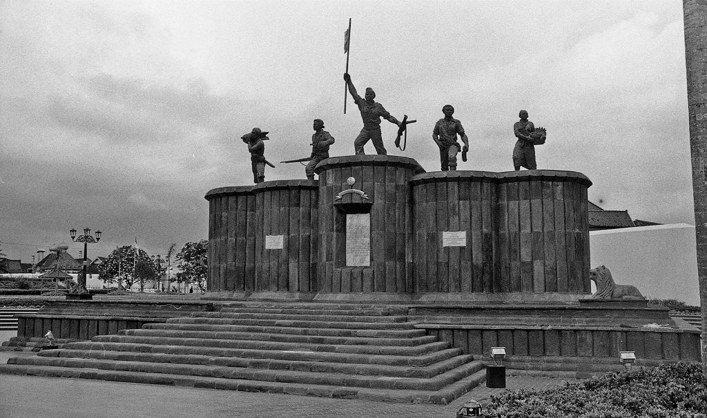 Monumen Serangan Umum 1 Maret berada di area sekitar Museum Benteng Vredeburg yaitu tepat di depan Kantor Pos Besar, Yogyakarta, Kamis (23/2/1989). 