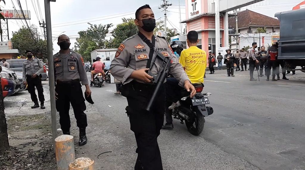 Polisi berada di sekitar Kawasan Pendidikan Telkom Terpadu di Purwokerto, Banyumas, Jawa Tengah, Sabtu (18/6/2022), pascaricuh dalam pertandingan futsal.