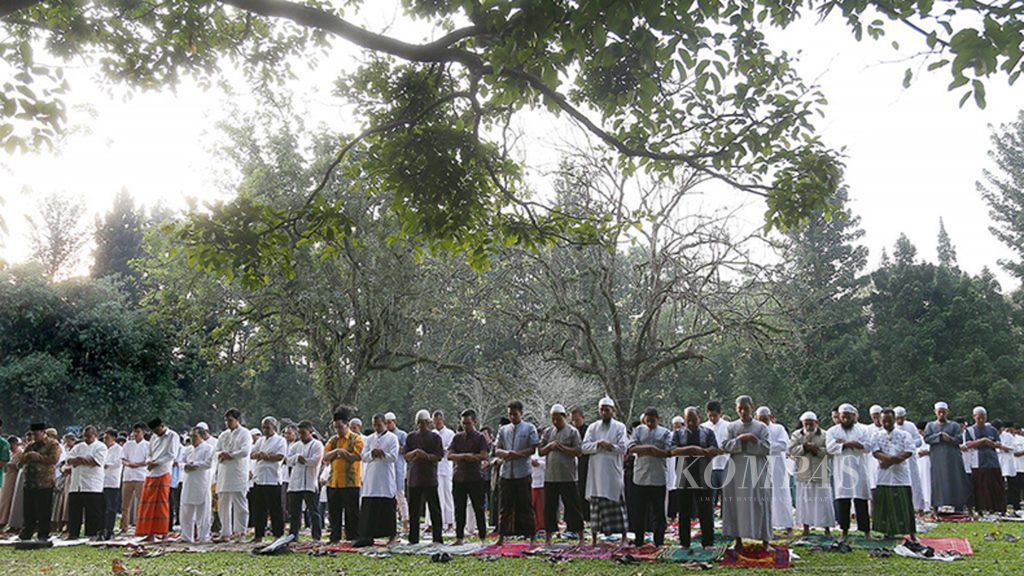 Thousands of residents perform Idul Fitri 1439 H prayers at Astrid Field, Bogor Botanical Garden, West Java, Friday (15/6/2018). President Joko Widodo, First Lady Mrs. Iriana and a number of Cabinet ministers also conducted their Idul Fitri prayers at that location.