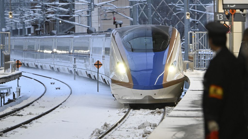 Sebuah kereta cepat Shinkansen tiba di Stasiun Nagano di Nagano, Jepang, 25 Januari 2023. 