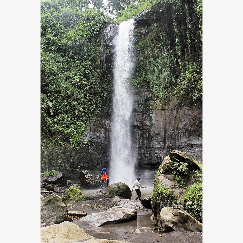 Dua wisatawan lokal sedang menikmati suasana alam di air terjun Sumber Pitu di Desa Dawet Krajan, Kecamatan Tumpang, Kabupaten Malang, Jawa Timur, pertengahan Maret lalu. Sumber Pitu merupakan salah satu dari sejumlah air terjun di  Kabupaten Malang yang memukau  wisatawan lokal.
