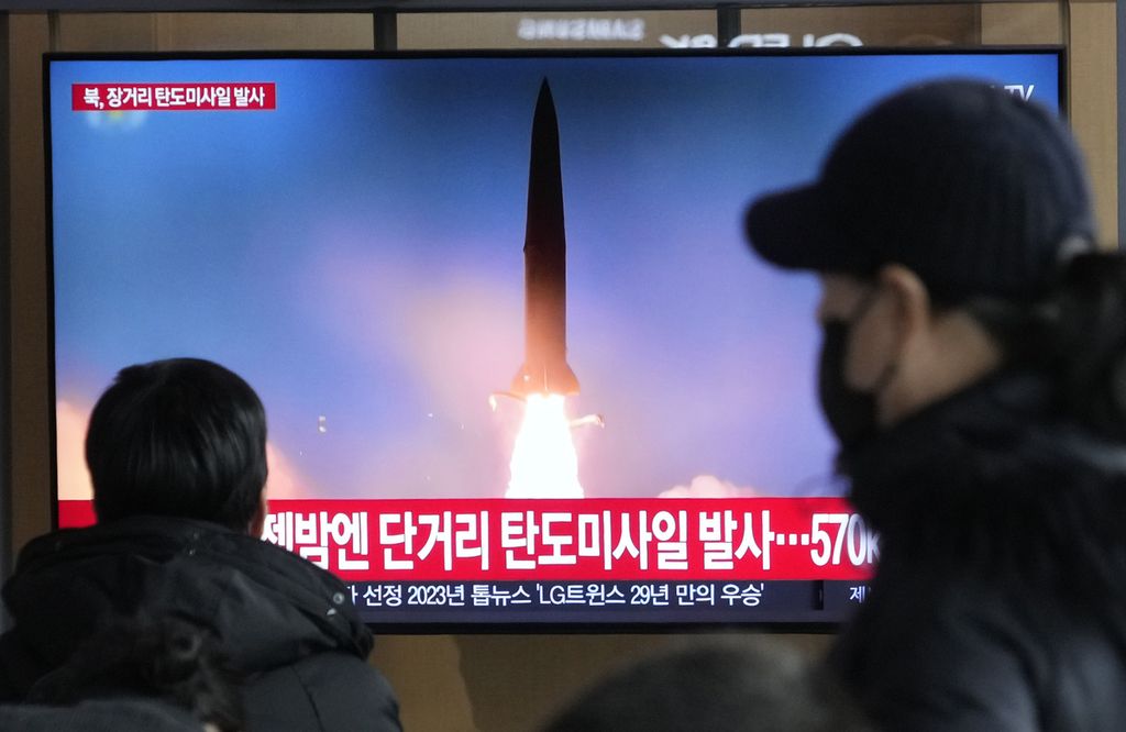 Layar televisi di Stasiun Kereta Seoul ini menunjukkan pemberitaan mengenai peluncuran rudal balistik oleh Korea Utara, Senin (18/12/2023).  
