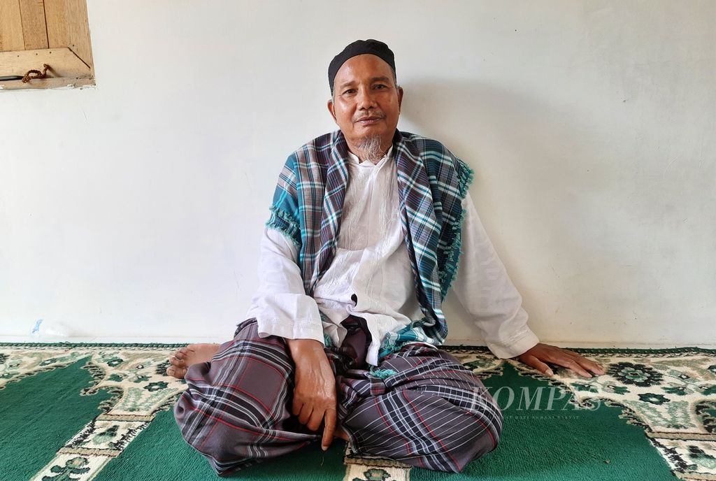 Buya Mudo Khalidi (58), mursyid dan pemimpin Tarekat Naqsabandiyah Khalidiyah di Surau Nurullah, Kelurahan Limau Manis Selatan, Kecamatan Pauh, Padang, Sumatera Barat, Rabu (30/3/2022).