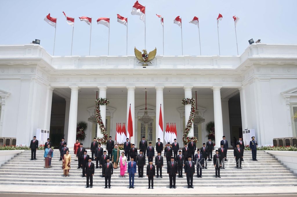 Presiden Joko Widodo bersama Wakil Presiden Maruf Amin berfoto bersama para menteri di halaman depan Istana Merdeka, Jakarta, Rabu (23/10/2019). Hari itu, Presiden Joko Widodo mengumumkan susunan kabinet pemerintahannya yang diberi nama Kabinet Indonesia Maju. Pada kesempatan itu, Presiden berpesan kepada para menterinya agar mereka tidak melakukan korupsi serta menciptakan sistem yang menutup celah korupsi.