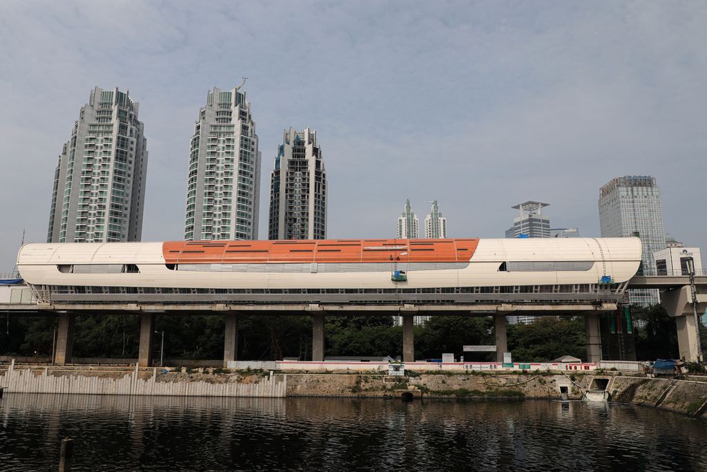 Stasiun LRT Dukuh Atas, Jakarta yang sedang diselesiakan pengerjaannya, Kamis (8/7/2021). LRT Jakarta, Bogor, Depok dan Bekasi (Jabodebek) ini harapkan sudah mulai uji coba pada bulan April 2022 dan mulai operasional bulan Juni 2022. 