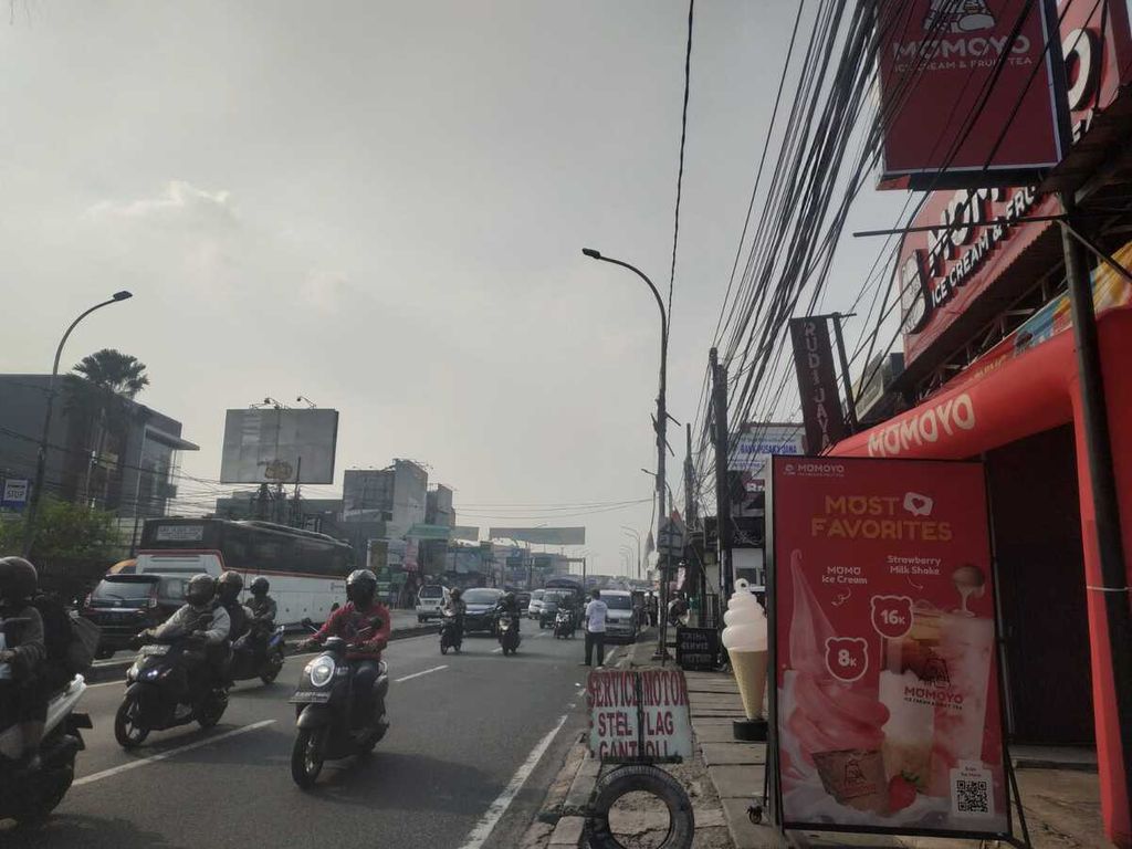 Suasana Jalan Jakarta-Bogor, Cipayung, Kecamatan Ciputat, Kota Tangerang Selatan, Banten, Rabu (7/6/2023).