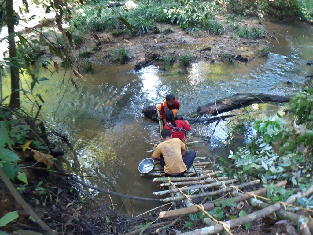 Warga komunitas Orang Rimba melaksanakan ritual memandikan bayi di wilayah Punti Kayu, Taman Nasional Bukit Duabelas, Jambi, Sabtu (2/7/2022). Pelestarian hutan perlu diperkuat sebagai ruang hidup bagi komunitas pedalaman itu.