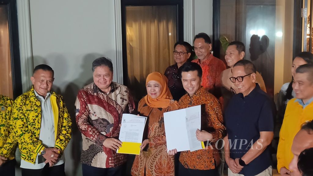 Bakal calon gubernur-wakil gubernur Jawa Timur, Khofifah Indar Parawansa dan Emil Elestianto Dardak, menunjukkan surat rekomendasi yang telah diterima dari Partai Golkar di kediaman Ketua Umum Golkar Airlangga Hartarto di Kompleks Widya Chandra, Jakarta, Jumat (17/5/2024).