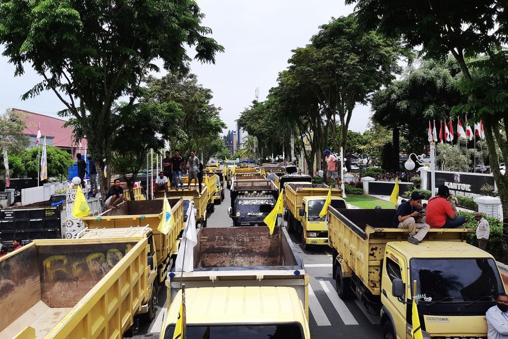 Para sopir membawa serta truk mereka dalam unjuk rasa di depan Kantor Wali Kota Balikpapan, Kalimantan Timur, Rabu (30/3/2022). Mereka menuntut agar distribusi solar bersubsidi merata. Sebab, hampir sebulan para sopir mengantre berhari-hari demi mendapat solar subsidi di SPBU.