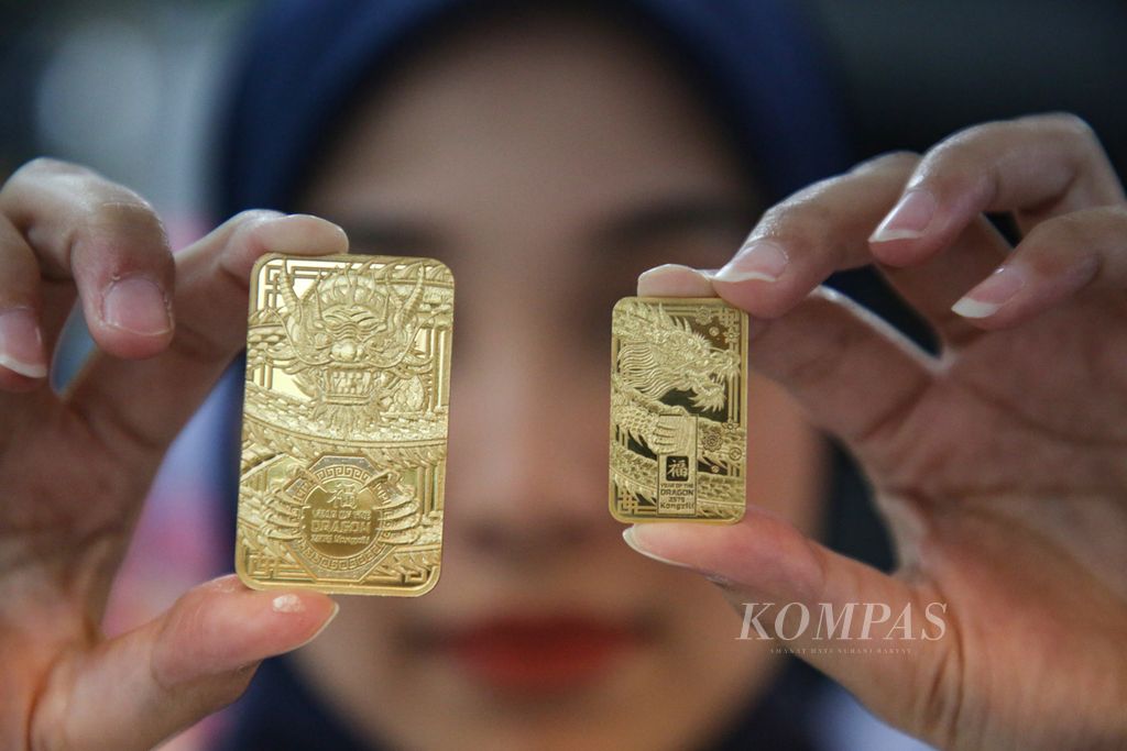 Officials showcase the Chinese New Year-themed precious metals launched to enliven the Chinese New Year holiday at the Antam Precious Metals Boutique in the Setiabudi area of South Jakarta on Tuesday (6/2/2024). Precious metals with special themes like Chinese New Year are sought after by the public not only as investment instruments but also as collectible items due to their limited numbers.