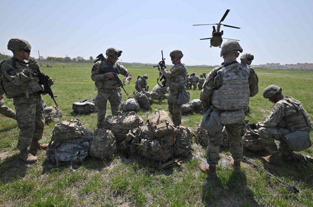 Sejumlah tentara Amerika Serikat mempersiapkan diri saat ikut serta dalam kompetisi misi tempur tahunan yang digelar oleh Divisi Infantri Kedua di pangkalan militer AS di Korea Selatan, Pyeongtaek pada Rabu (4/5/2022).