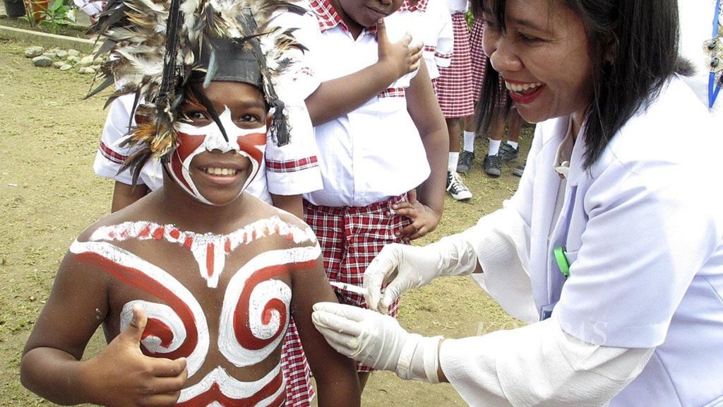 Siswa SD YPPK Picetehi Sibena, Kabupaten Teluk Bintuni, Papua Barat diimunisasi campak-rubela Agustus 2018. Papua Barat menjadi provinsi pertama di luar Jawa yang berhasil mencapai target cakupan imunisasi campak-rubela minimal 95 persen.