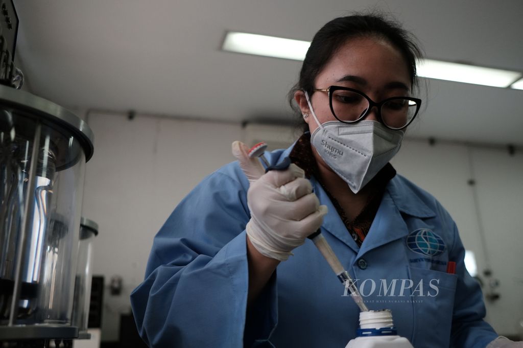 Petugas mengambil sampel oli di PT Laboratorium Uji Pelumas PT Surveyor Indonesia, Sentul, Bogor, Jawa Barat, Jumat (11/11/2022).