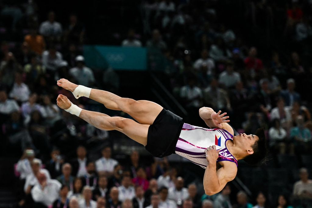 Carlos Edriel Yulo saat berlaga di Bercy Arena di Paris, Perancis, Sabtu  (3/8/2024).