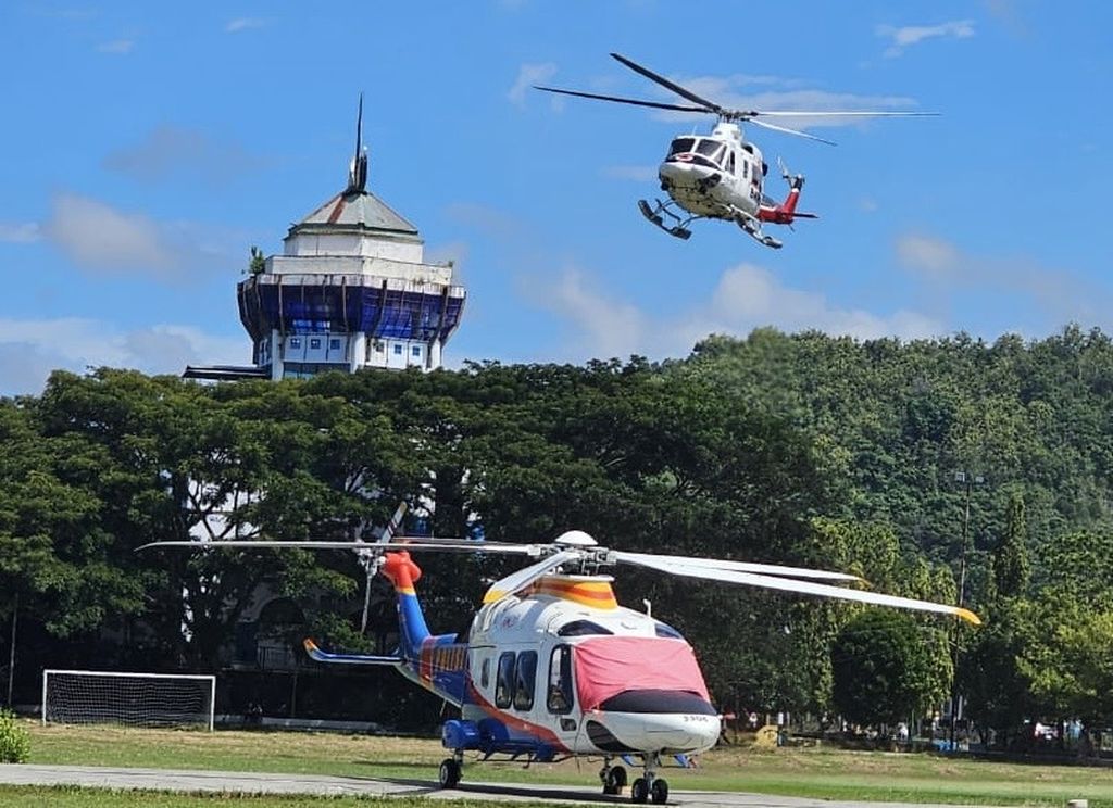 Dua helikopter membawa bantuan ke Kecamatan Latimojong, Luwu, Sulawesi Selatan, Selasa (7/5/2024). Hingga kini masih ada 16 desa yang terisolasi di Luwu.